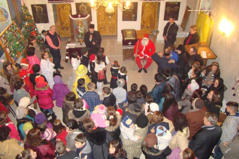 Copiii din Bobolia au primit vizita lui Mos Craciun la biserica din sat