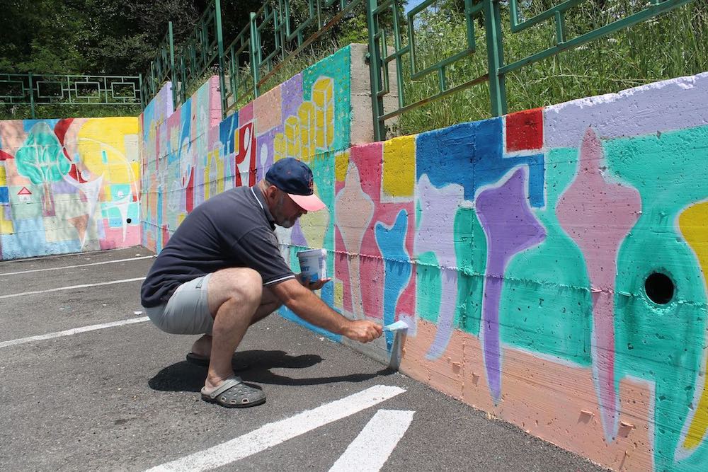 Gabriel Dima, consilier local ALDE, lanseaza o provocare: „Haideti sa dam culoare zidurilor gri ale Campinei“