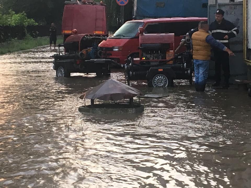 Gospodarii inundate in 8 localitati prahovene!