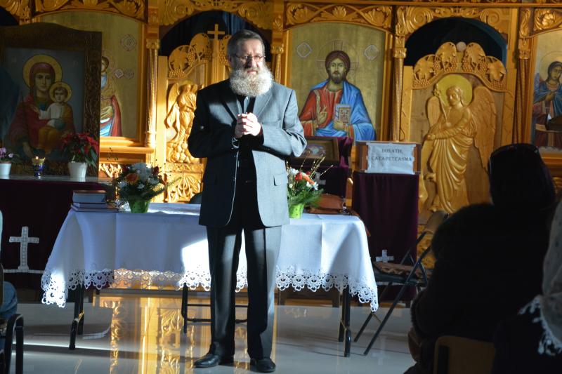 Reteta de succes! Preotul din Bobolia a umplut biserica cu tineri, datorita lui Nelu Curca, din serialul La Bloc