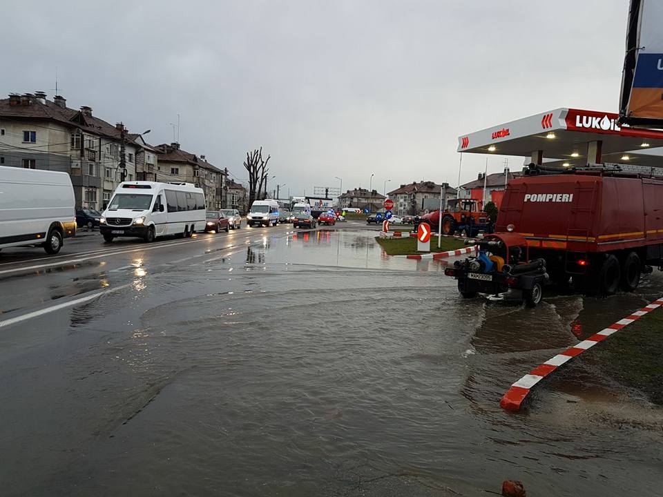 Strazi, gospodarii si subsoluri inundate azi-noapte in Prahova