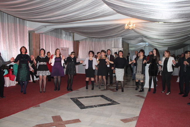 Teatru De Papusi Pentru Cei Mici Si Taraf Cu Lautari Pentru Cei
